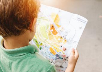 孩子看着地图