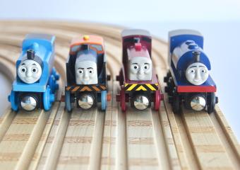 玩具火车在轨道上