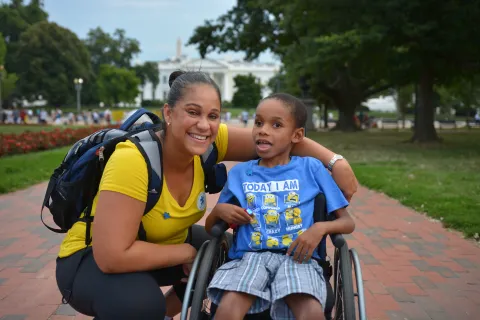 白宫前，一名患有自闭症的妇女和儿童坐在轮椅上
