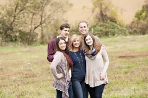 克里斯蒂·雅各布森和她的家人在牧场外摆姿势拍照